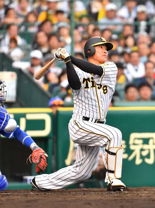 阪神対DeNA　9回裏阪神2死一塁、右越えサヨナラ2点本塁打を放つ福留（撮影・上田博志）