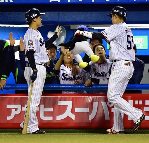 ヤクルト対阪神　4回裏ヤクルト無死一塁、左越え2点本塁打を放ちベンチ前でタッチを交わす村上宗隆（右）（撮影・清水貴仁）