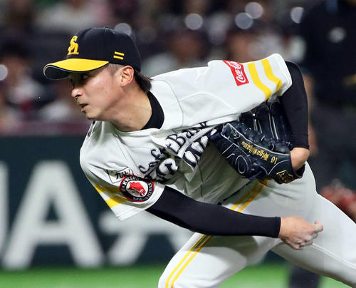 ソフトバンク対オリックス　オリックス打線を相手に力投する東浜巨（撮影・栗木一考）