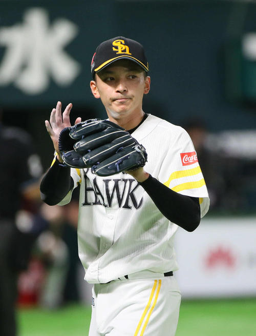 ソフトバンク対オリックス　2回表オリックス1死一塁、T－岡田を遊併殺に仕留める東浜巨（撮影・栗木一考）