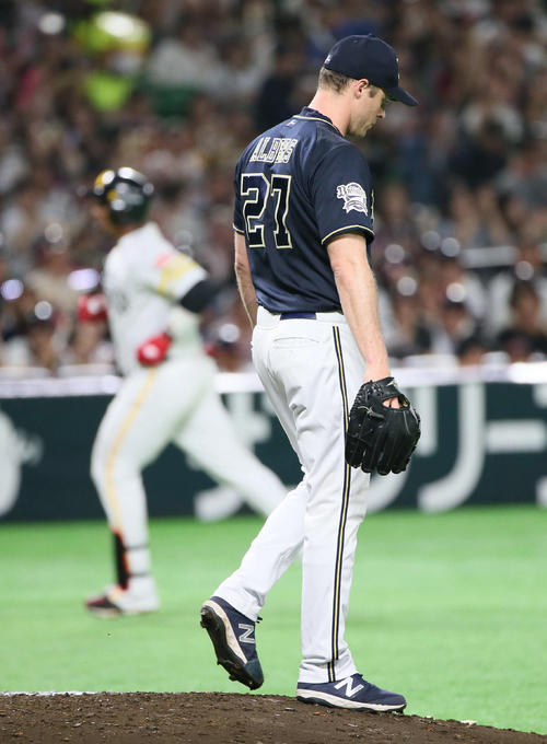 ソフトバンク対オリックス　2回裏ソフトバンク2死、ジュリスベル・グラシアルにソロ本塁打を浴びるアンドリュー・アルバース（撮影・栗木一考）