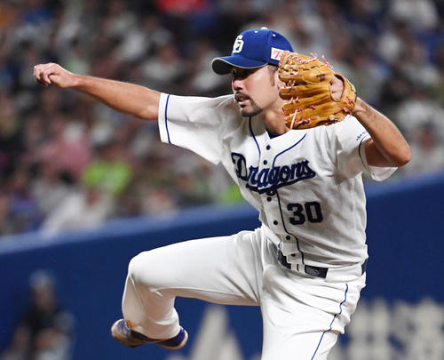 中日対ヤクルト　先発し5回を投げ2失点で初勝利を挙げた阿知羅（撮影・前岡正明）