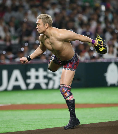 ソフトバンク対オリックス　始球式をするオカダカズチカ（撮影・栗木一考）