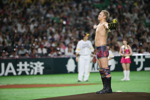 ソフトバンク対オリックス　始球式に登場したオカダカズチカ（撮影・栗木一考）