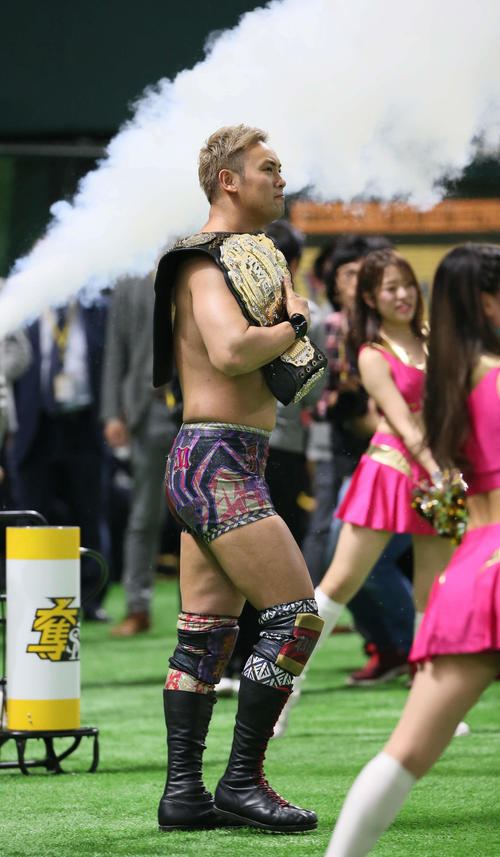 ソフトバンク対オリックス　始球式に登場したオカダカズチカ（撮影・栗木一考）
