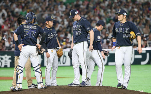 ソフトバンク対オリックス　1回裏ソフトバンク無死一、三塁、アルフレド・デスパイネ・ロドリゲスに3点本塁打を浴びマウンドで声をかけられるアンドリュー・アルバース（撮影・栗木一考）