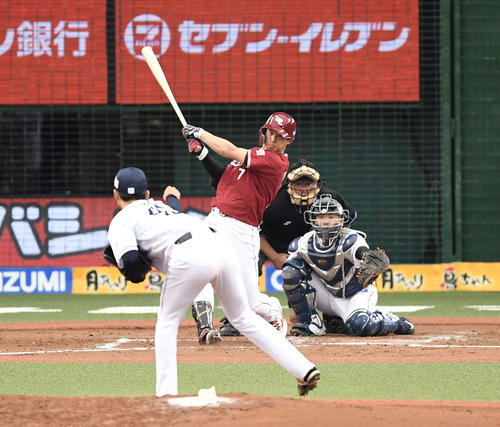西武対楽天　3回表楽天2死、中越えにプロ初本塁打を放つ辰己。投手本田（撮影・鈴木みどり）