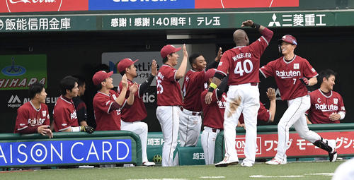 西武対楽天　3回表楽天2死、中越えにプロ初本塁打を放った辰己（右から2人目）は笑顔でナインとハイタッチ（撮影・鈴木みどり）