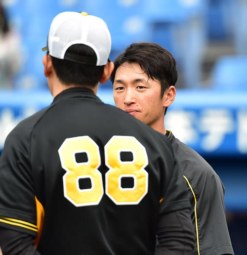 ヤクルト対阪神　試合前の打撃練習を終え矢野監督（左）と話す近本（撮影・清水貴仁）