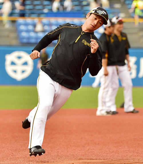 ヤクルト対阪神　試合前の練習を行う近本（撮影・清水貴仁）