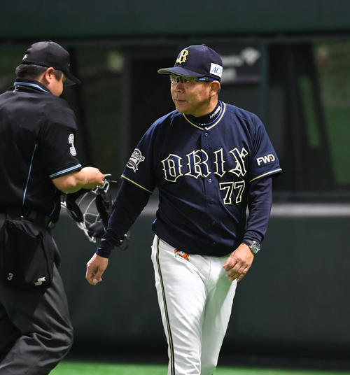 ソフトバンク対オリックス　2回裏ソフトバンク2死、先発のアンドリュー・アルバースの交代を告げる西村徳文監督（撮影・今浪浩三）