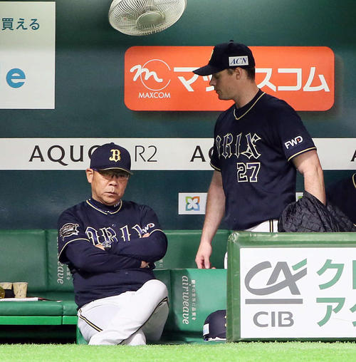 ソフトバンク対オリックス　2回9失点で降板するアンドリュー・アルバースとベンチの西村徳文監督（左）（撮影・栗木一考）
