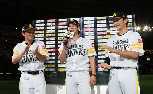 ソフトバンク対オリックス　お立ち台で自らバースデーソングを歌う高田。左は川島、右は松田遼（撮影・栗木一考）