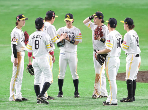 ソフトバンク対オリックス　オリックスに勝利したソフトバンク。内川聖一にウイニングをボールを渡される高田知季（撮影・梅根麻紀）