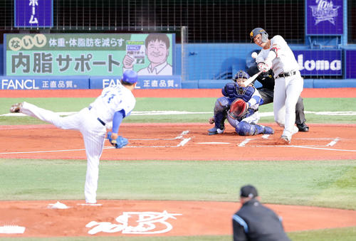 DeNA対巨人　1回表巨人無死一塁、坂本勇は先制2点本塁打を放つ。投手東（撮影・浅見桂子）