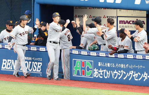 DeNA対巨人　1回表巨人無死一塁、坂本勇は先制2点本塁打を放ち、笑顔でナインとハイタッチ（撮影・浅見桂子）