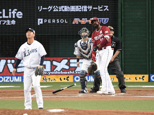 西武対楽天　7回表楽天無死一、二塁、中越え3点本塁打を放つブラッシュ。投手十亀（撮影・鈴木みどり）