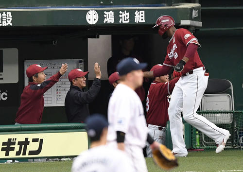 西武対楽天　7回表楽天無死一、二塁、中越え3点本塁打にを放ったブラッシュ（右）と笑顔でハイタッチする平石監督（左から2人目）（撮影・鈴木みどり）