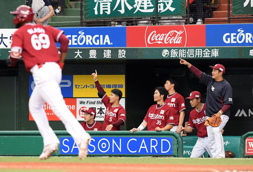 西武対楽天　7回表楽天無死一、二塁、ブラッシュの3点本塁打にポーズを決める楽天ナイン（撮影・たえ見朱実）