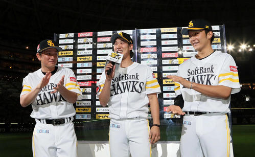 ソフトバンク対オリックス　お立ち台で自らバースデーソングを歌う高田。左は川島、右は松田遼（撮影・栗木一考）