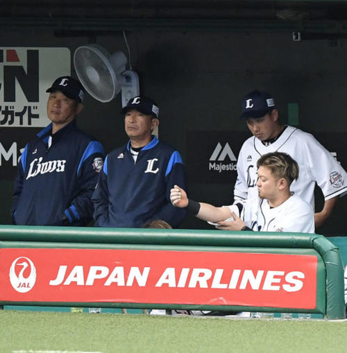 西武対楽天　9回裏、ベンチで浮かない表情の西武辻監督（左）（撮影・鈴木みどり）