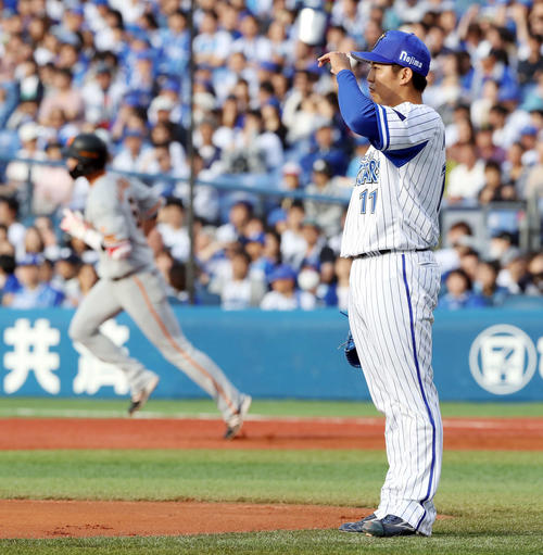DeNA対巨人　1回表巨人無死一塁、坂本勇（後方）に先制の左越え2点本塁打を浴び、打球を見つめる東（撮影・河野匠）