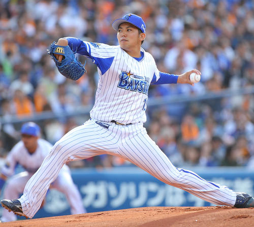 DeNA対巨人　先発で登板し力投するDeNA東（撮影・中島郁夫）