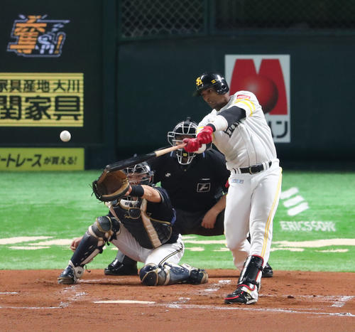 ソフトバンク対オリックス　1回裏ソフトバンク無死一塁、グラシアルは中越えに適時二塁打を放つ（撮影・梅根麻紀）