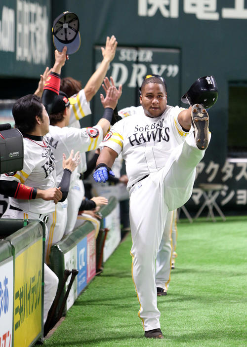 ソフトバンク対オリックス　1回裏ソフトバンク無死一、三塁、デスパイネは中越え3点本塁打を放ちベンチ前でパフォーマンス（撮影・栗木一考）