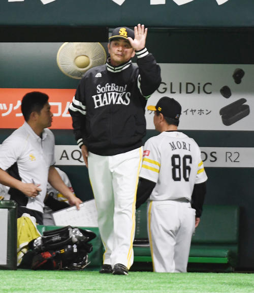 ソフトバンク対オリックス　6回表、先発の東浜巨から松田遼馬の交代を告げる工藤公康監督（撮影・今浪浩三）