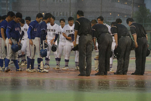 土砂降りの雨の中、天理大対関西外大の試合が行われた