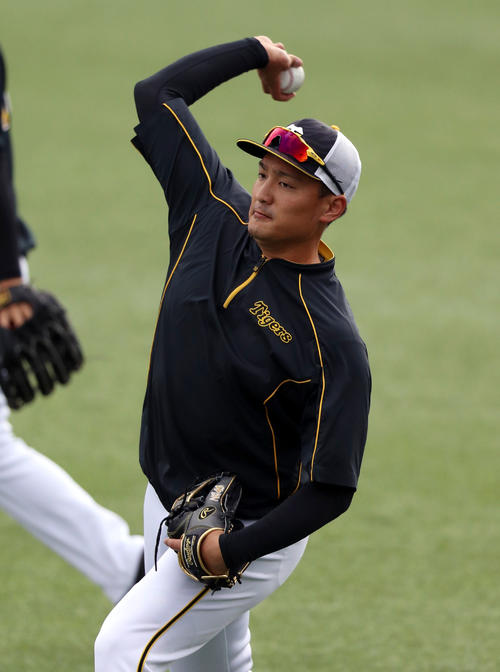 ヤクルト対阪神　試合前の練習でキャッチボールをする秋山（撮影・狩俣裕三）