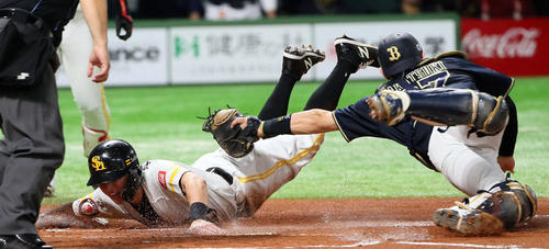 ソフトバンク対オリックス　1回裏ソフトバンク無死一、三塁、三塁走者川島（左）は一塁走者周東が一二塁間に挟まれている間に本盗を決める。捕手若月（撮影・栗木一考）