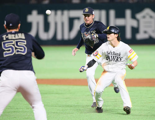 ソフトバンク対オリックス　1回裏ソフトバンク無死一、三塁、打者今宮の時、周東はディレードスチールを仕掛ける（撮影・栗木一考）