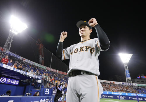 DeNA対巨人　3勝目でガッツポーズする巨人高橋（撮影・中島郁夫）
