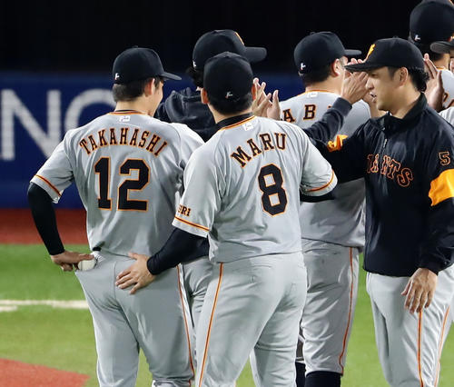 DeNA対巨人　10ー2の勝利で、3勝目を飾った高橋（左）はウイニングボールをお尻のポケットにしまう（撮影・浅見桂子）
