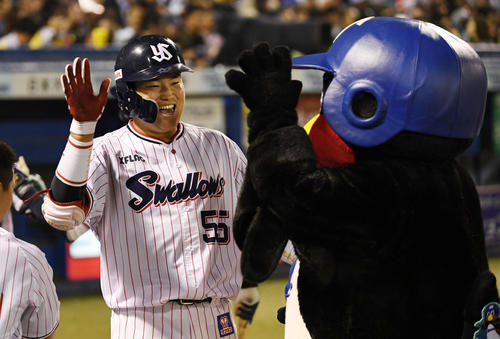 ヤクルト対阪神　4回裏ヤクルト無死一塁、左越え2点本塁打を放ちつば九郎（右）と笑顔でハイタッチをする村上（撮影・横山健太）