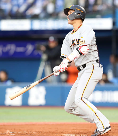 DeNA対巨人　3回表巨人2死二塁、左越え2点本塁打を放つ坂本勇（撮影・河野匠）