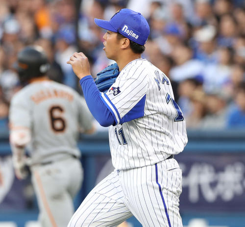 DeNA対巨人　3回表巨人2死二塁、坂本勇（後方）に左越え2点本塁打を浴びる東（撮影・河野匠）