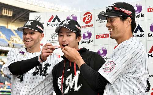 ロッテ対日本ハム　お立ち台でおもちゃのすしをロッテ種市（中央）の口に運ぶレアード（奥）と岡（手前）撮影・滝沢徹郎）