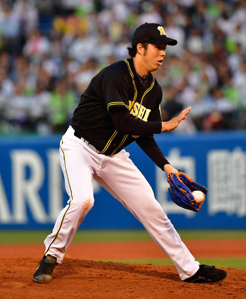 ヤクルト対阪神　1回裏ヤクルト無死無死一、三塁、山田哲を投ゴロに打ち取った青柳は、三塁走者を挟殺する（撮影・清水貴仁）