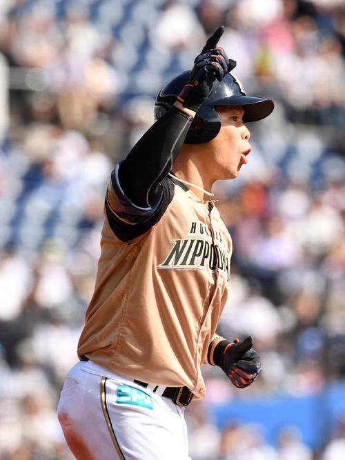 ロッテ対日本ハム　3回表日本ハム2死三塁、ライトポール際の打球に手を回し本塁打のアピールをする近藤（撮影・滝沢徹郎）