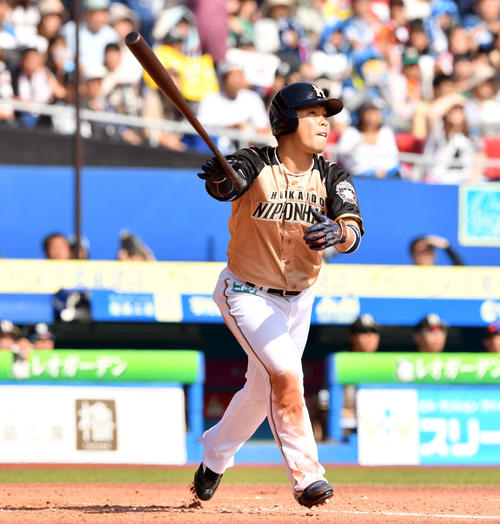 ロッテ対日本ハム　3回表日本ハム2死三塁、ライトポール際に打球を放った近藤（撮影・滝沢徹郎）