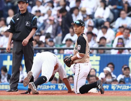 ロッテ対日本ハム　8回裏、一塁守備につく田中賢（撮影・黒川智章）