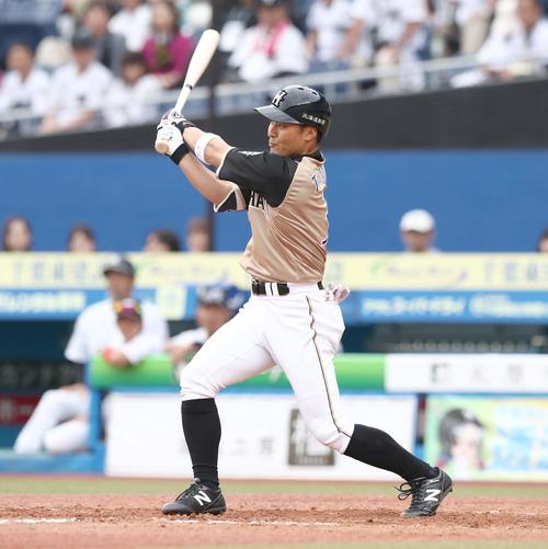 ロッテ対日本ハム　8回表日本ハム2死一、三塁、右前適時打を放つ田中賢（撮影・黒川智章）