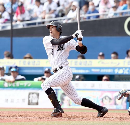 ロッテ対日本ハム　5回裏ロッテ無死、左越えソロ本塁打を放つ岡（撮影・黒川智章）