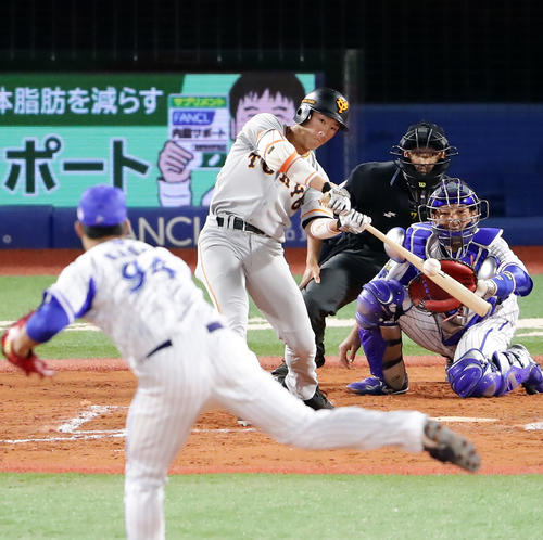 9回表巨人1死三塁、重信は右翼2点本塁打を放つ（撮影・浅見桂子）