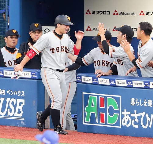 DeNA対巨人　3回表巨人2死二塁、山本の左適時打で生還した炭谷は笑顔でナインとハイタっチ（撮影・浅見桂子）