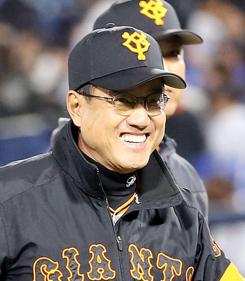 DeNA対巨人　DeNAを下し、笑顔で引き揚げる原監督（撮影・河野匠）