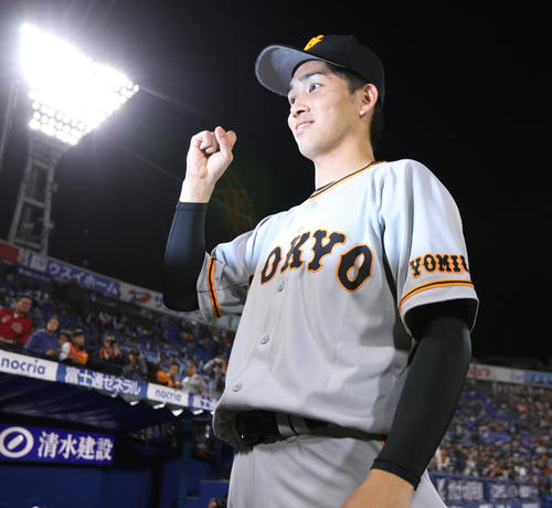 DeNA対巨人　3勝目でガッツポーズする巨人高橋（撮影・中島郁夫）